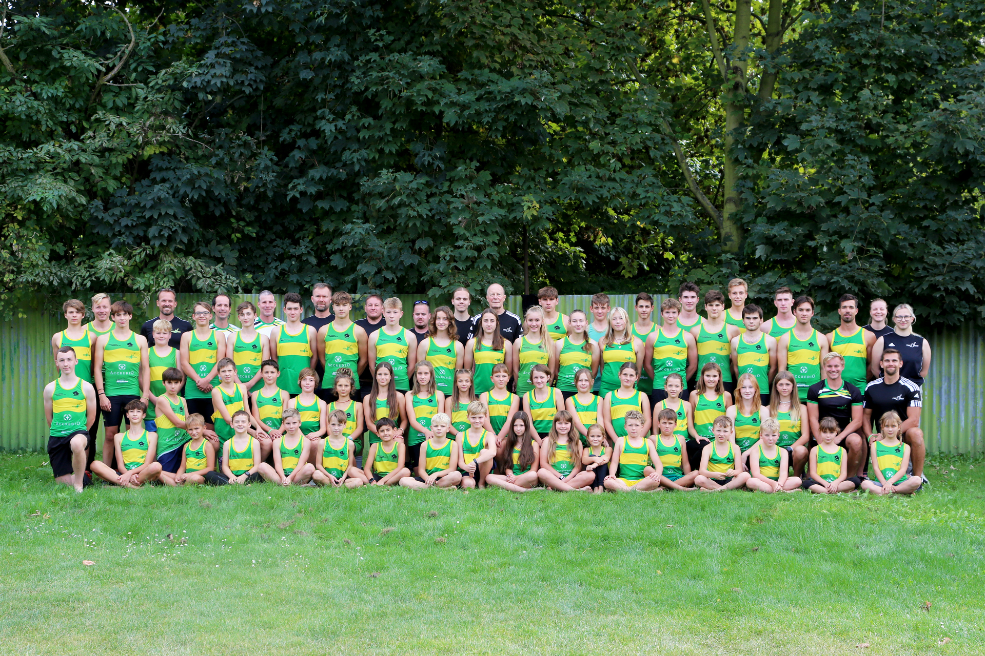 Kompletní sestava Sport Zbraslav. Od benjamínků přes juniory,  trenéry po vedení klubu.